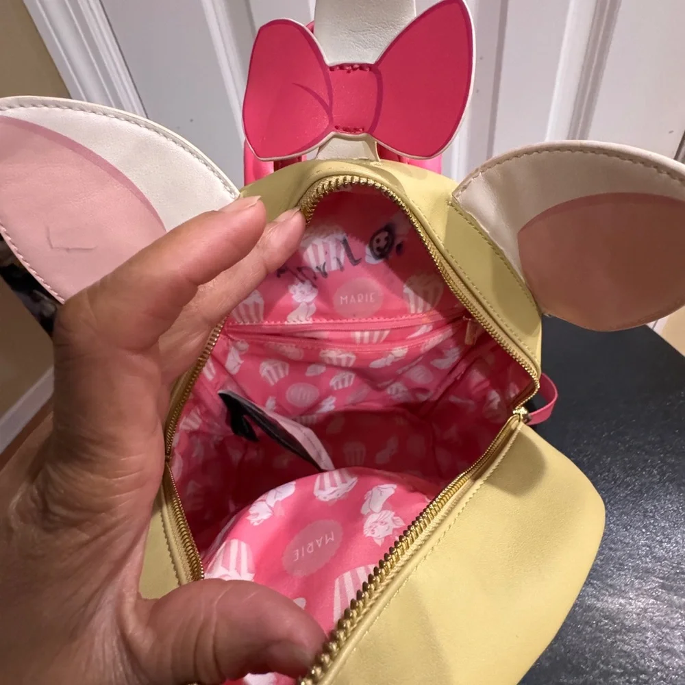 Disney loungefly Japan Tokyo  Pink and White Marie aristocrat Cupcake backpack